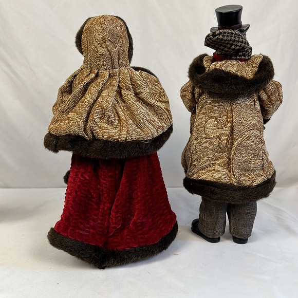2 Dickens Carolers Adult Figures Valerie Parr Hill Christmas - Picture 3 of 16